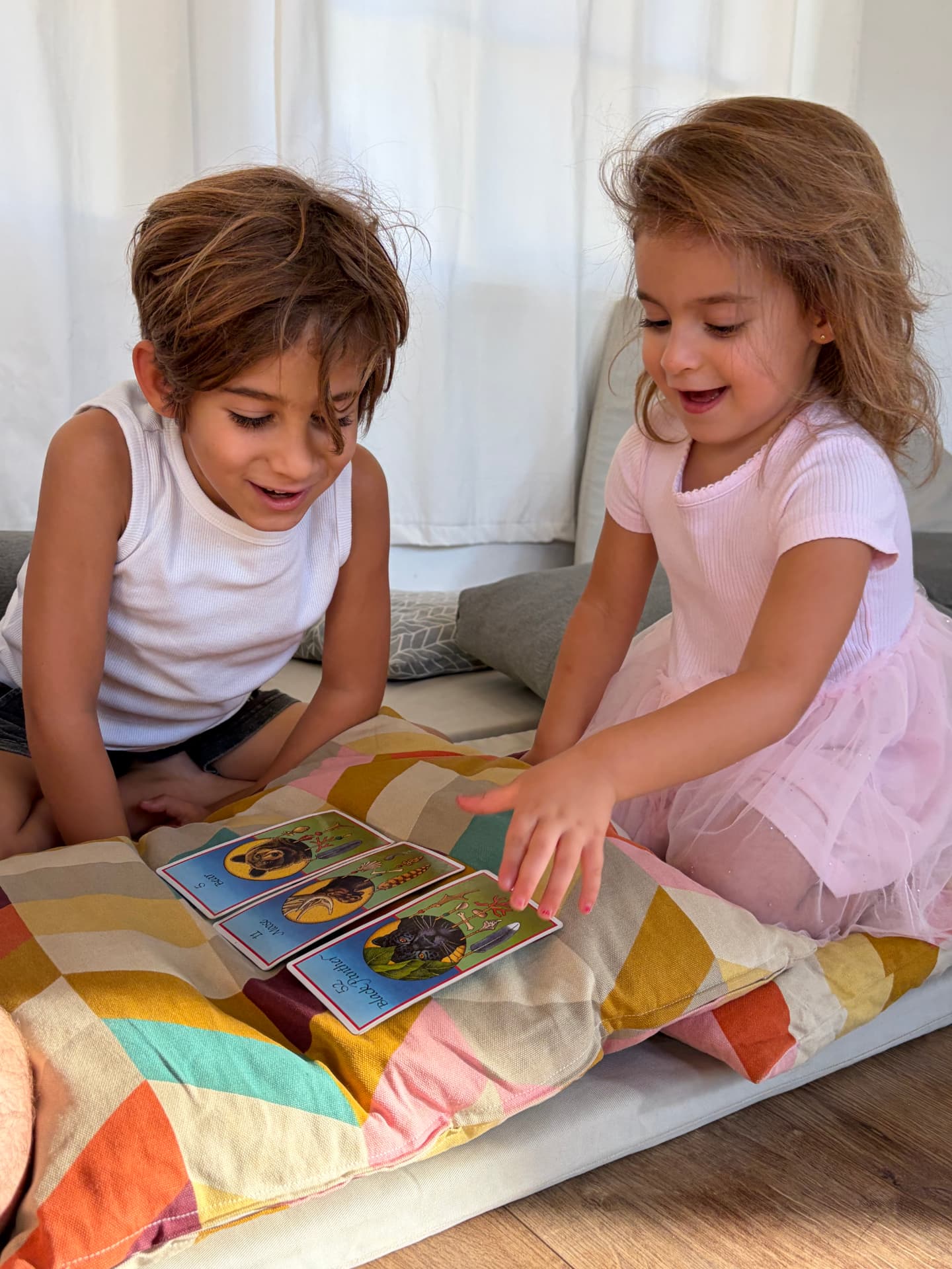 ילדים בוחרים קלפים בתחילת מפגש